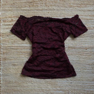 Off shoulder topp - Vacker off shoulder topp i vinrött 🌹