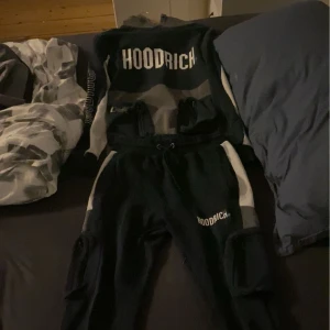 Hoodrich tracksuit  - Hoodrich tracksuit blå vit, har skador runt armen