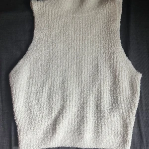 Topp  - Vit topp, jag har ganska breda axlar 