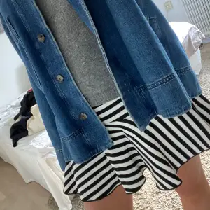 Unik randig kjol från zara💞💞passar till typ allt o gör alla outfits så coola!!