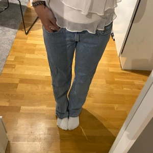 Lågmidjade raka jeans - Säljer dessa lågmidjade raka jeansen från Weekday i mkt bra skick pga fel storlek⭐️ Köpta för 499kr