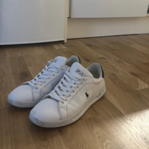 Polo Ralph lauren skor storlek 42 - Användes under två veckors tid vid inköpstillfälle därefter legat i garderoben.  Gott skick överlag, köpt för 1200.