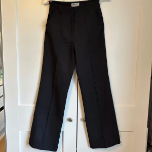 Madlady kostymbyxor  - Säljer dessa kostymbyxor från madlady i storlek 32 short. Dem är använda men i fint skick. Köparen står för frakten💕