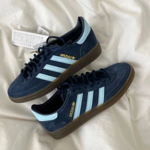 adidas handball spezial - adidas handball spezial skor i färgen navy. väldigt väldigt bra skick! storlek 39 1/3. skriv vid funderingar!💓pris kan diskuteras/kom med egna förslag. bilden är tagen från internet, skriv för egna bilder. kan även tänka mig byta!