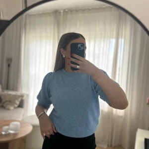 Tröja  - Stickad t-shirt från Vero Moda  Mycket bra skick 🥰 (Har samma i både rosa och beige också om nån skulle vara intresserad😁)