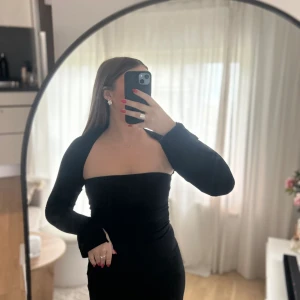 Topp - Svart topp från Gina Tricot  Knappt använd och den är i mycket bra skick ✨