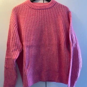 Stickad tröja  - Stickad tröja i mycket gott skick 