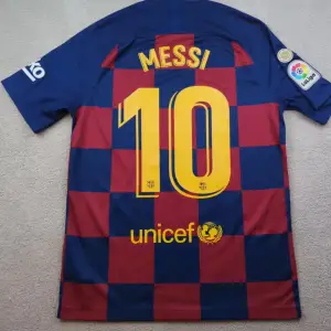 En gammal Barcelona tröja för bra pris med namn och nummer på. Nummer 10 namn Messi