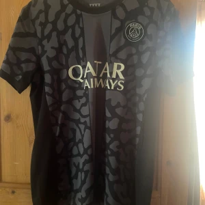 Football jersey - Säljer PSG Jersey, använts 1-2 gånger max.