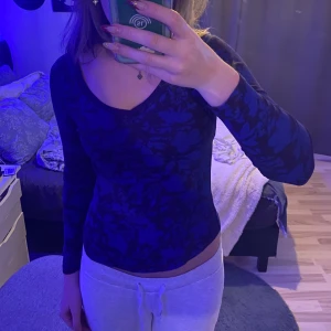 Långärmad t-shirt - Långärmad t-shirt med blått mönster på✨nyskick