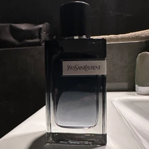 Yves Saint Laurent Y EdP  - Köpt ett halvår sen. 100ml flaska. I princip hela kvar, Typ 95ml. Kör endast meetup i centrala Stockholm.