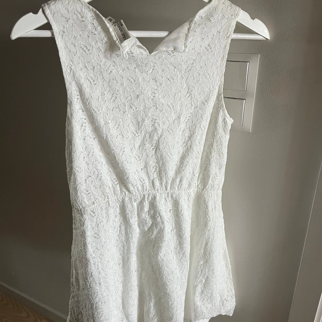 Vit spetsklänning - 90