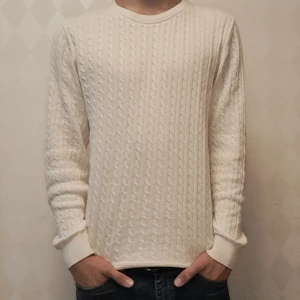 Kabelstickad tröja - Hejsan säljer denna sjukt snygga stickade bomulls tröja. Tröjan har använts fåtal gånger och är i topskick helt utan defekter. Tröjan har ett nypris 600kr. Modellen på bilden är 186 tröjan är M men passar också S