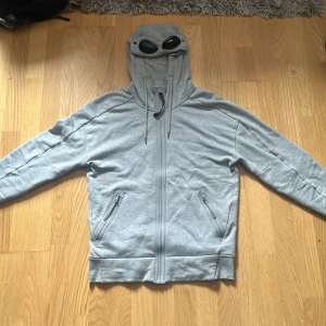Cp company zipper - Säljer min asfeta zipper från CP company, nyköpt men ej använd. Nypris 3000, mitt pris 899.