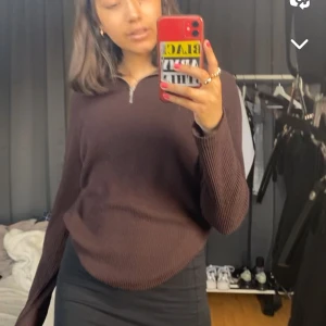 Brun halvzip Veromoda tröja - Används ej längre, lite dammig men kan tvätta innan jag postar🩷 bra kvalite, sitter som en s men står L