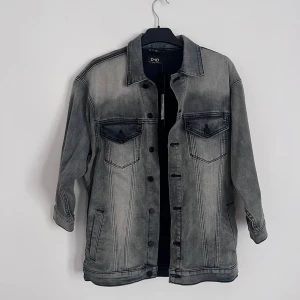 Jeansjacka  - Superfin jeansjacka från JC D-ID Storlek S men passar även en M