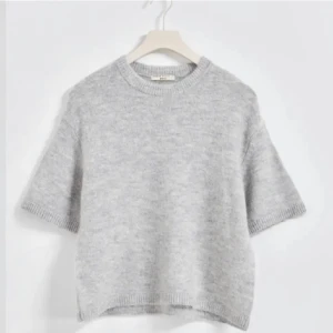 Ljusgrå stickad tröja - Premium quality kortärmad ljusgrå stickad tröja