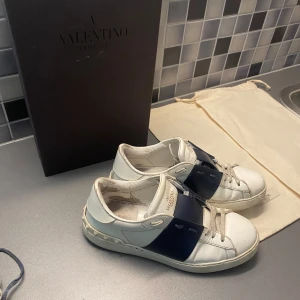 Valentino opens  - Fint skick, og tillkommer 