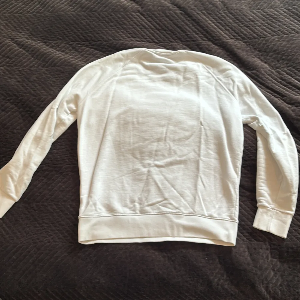 Säljer denna fina Maison Kitsuné sweatshirt/tröja. Fint skick utan skavanker. Inköpt på NK för 1500kr. Kvitto finns ej, köpare står för eventuell frakt eller provar tröjan på plats. Inga returer! . Tröjor & Koftor.