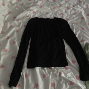 Långärmad tröja med slits  - Säljer en svart långärmad tröja med slit vid ärmarna från Gina tricot. Har inte använt den så mycket men tyvärr så har lite av sömnen gått upp längst ner (se bild 3), men det är inget man ser. Annas i bra skick. 🤗🤗💕 