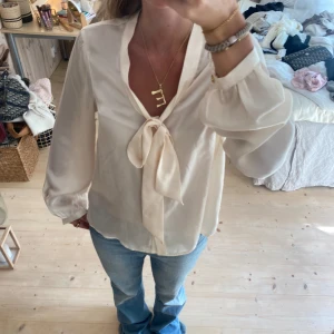 Blus - SUPERSNYGG!! Champagne färgad💞💞