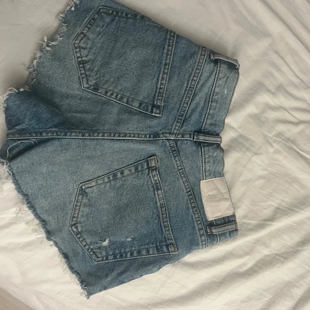 Säljer mina söta jeansshorts från pull and bear då de inte passar mig längre. Fin tvätt som passar allt. Fint skick och inga defekter finns😊. Shorts.