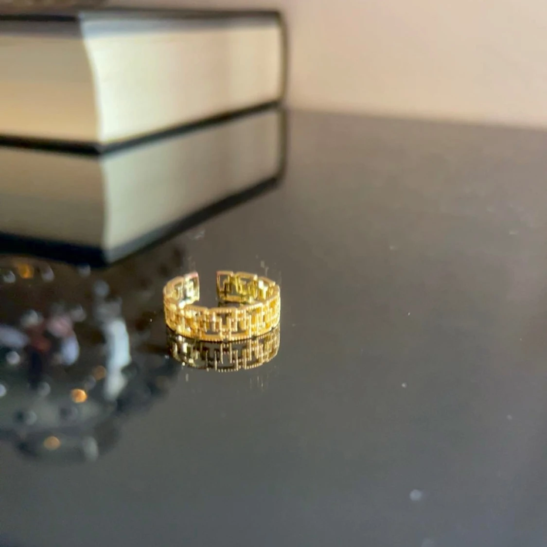 Guldfärgad ring med geometriskt mönster - 1