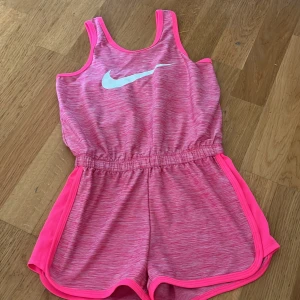 Nike sport set - Bra skick, ett set som har linnet och shortsen inbyggda i varandra  