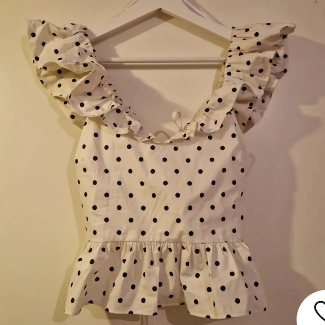 Vitprickig topp men volanger