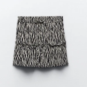 Zebramönstrad minikjol zara - Så fin! Helt ny med lappen kvar. Nyrpis va 359kr. Säljer då jag har liknande. Den är väldigt skön och har shorts under som inte syns. Storlek S men passar även XS. resår i midjan och knytning.