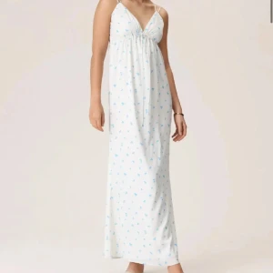 Klänning - Långklänning från adoore, i nyskick. Finns band i fram och bak så man kan justera 