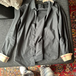 Burberry skjorta  - Hallå hallå jag säljer nu min skit snygga burberry skjorta då jag inte använder den längre. Skick 9/10  Köpt för ca 4 lök 