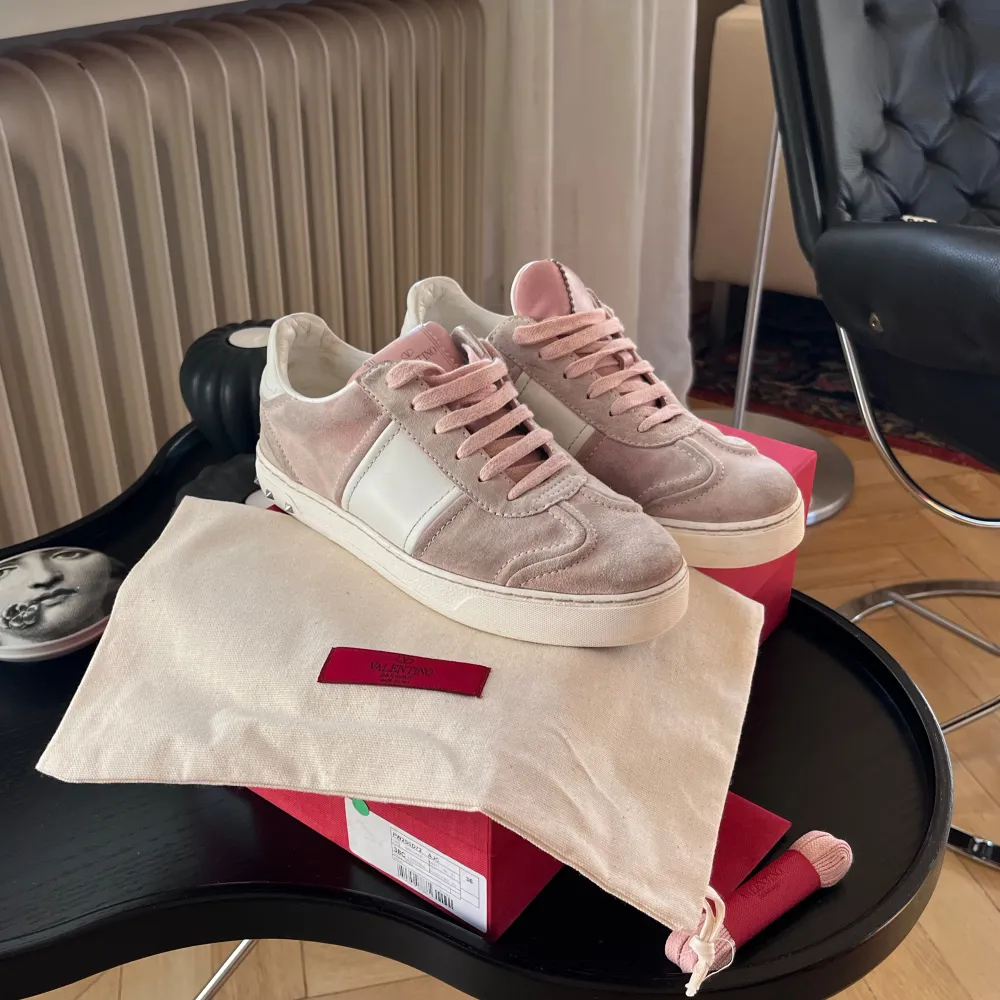 Valentino flycrew sneakers i ljusrosa färg. Skorna är i bra skick förutom att en nit är borta på vänster sko. Skorna har även blivit lite missfärgade. Allt på bilden medföljer, dvs låda, nya skosnören och skopåse. . Skor.