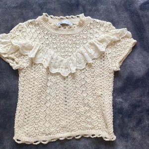 Stickad t shirt med volang 🪩 -  populär stickad t shirt med volang från zara🥰 köpt förra året i början av sommaren. Säljer för att den inte kommer till användning🌺 inga defekter och tvättas innan postning 