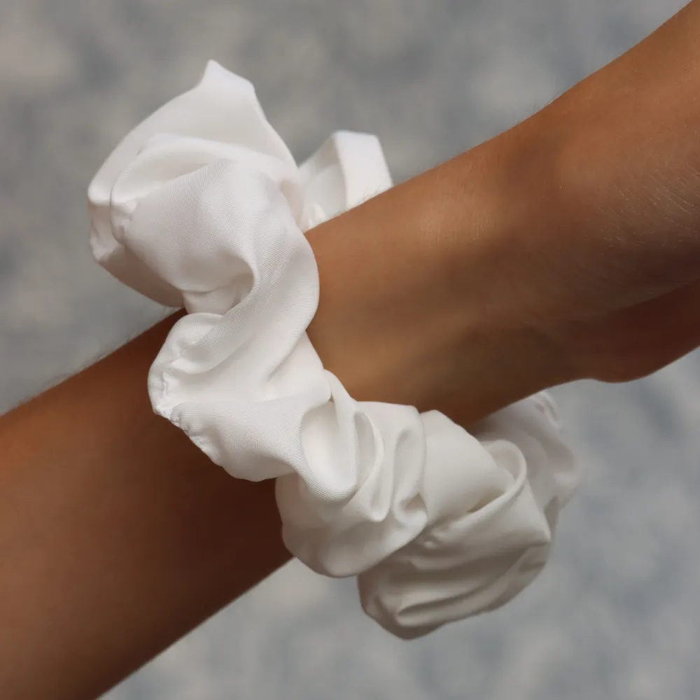 Noggrannt handgjord scrunchie! Fina att ha både som armband och på håret! . Accessoarer.