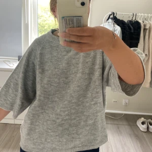 Trekvartslång stickad tröja  - Skit snygg, använd 1 gång, jättefint skick, pris går alltid att diskutera  