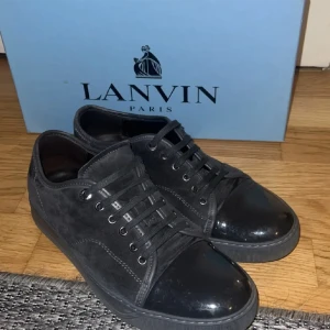 Lanvins - Lanvins i bra skick säljer pågrund av att de är för små för mig så har ingen användning av de, behöver bara ha pengar