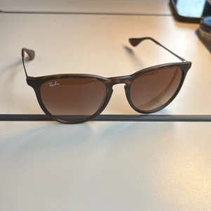 Rayban Erika  - Tja, säljer mina raybans i nyskick modellen heter Erika och år unisex priset är inte hugget i sten skriv vid funderingar
