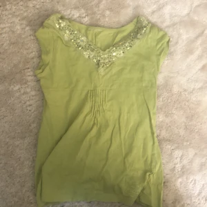 Gullig grön tröja - Grön tröja i bra skick, lappen är borta men det står Peach på nedre kanten av tröjan, den har två små hål på ryggen men inget som märks.💚