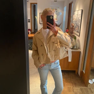 Croppad trenchcoat  - Beige croppad trenchcoat