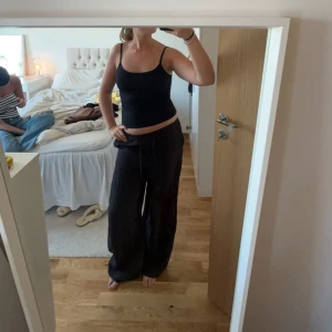 Byxor - Jättesköna vida byxor från Gina Tricot i ”prassligt” material, helt oanvända (prislapp kvar) 