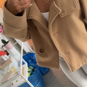 Gina Tricot jacka 🤍 - Bra skikt, jackan är beige med oversize fit. Den har knäppning fram, raka ärmar och breda slag.🤍