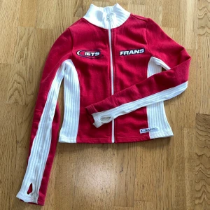 racer tröja från iets frans - Slutsåld överallt! Jättebra skick och kvalitet😍Storleken är S men den sitter jätte tajt så skulle säga XS❤️ 