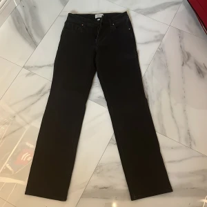 Svarta lågmidjade jeans  - Säljer pga dom är för små för mig har vanligt vis xs/s skulle säga att dom här passar någon med storlek xxs/xs. Jag är 168 och dom är en bra längd för mig. Ny skick. Rak/bootcut passform. Ny pris är 1200 sek 
