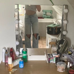 Jeans - Super snygga och sköna högmidjade jeans med hål. Tecken på andvändning (se på bild 5) annars ingenting och dom är sparsamt andvända❤️ Pris går att diskutera, köppte för 150kr