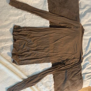 2 intimissimi tröjor  - Bra skick på båda, en mörkblå o en ”brunbeige”. Knappt använd! 300kr/st