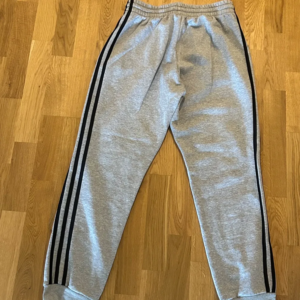 Hitta dessa snygga Adidas byxor i min garderob. Con 10/10 väldigt fräscha . Farkut & Housut.