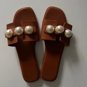 Bruna sandaler - Använda någon enstaka gång! Passar även strl 39!