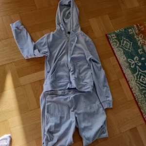 Gina tricot set - Dem har några små fläckar men de syns knappt, i storlek S