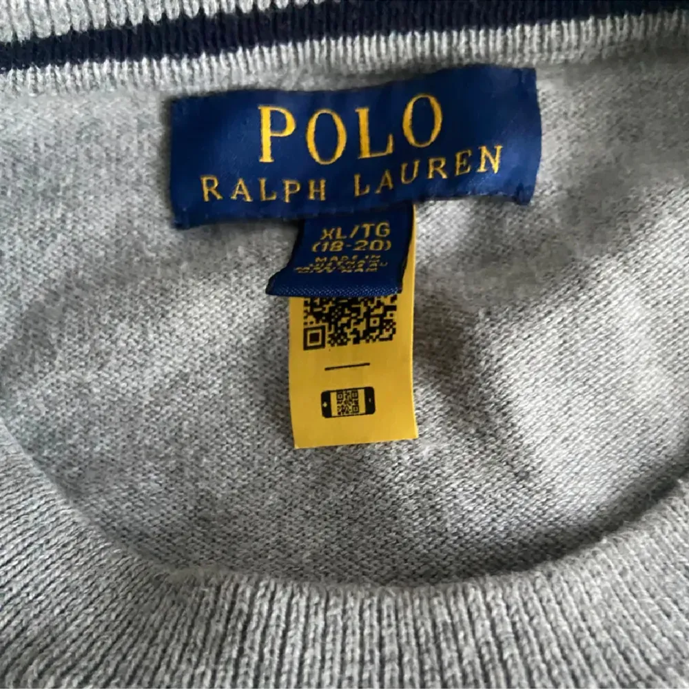 Polo Ralph Lauren stickad tröja använd endast ett par gånger. Tröjan är i nyskick och är storlek XL i kids men passar mer S/M. Pris kan diskuteras vid snabb affär. Skriv vid frågor och funderingar.. Tröjor & Koftor.